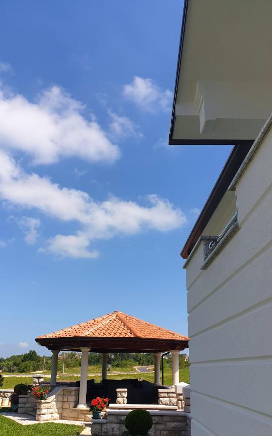 Holiday Apartment Villa Bianca Pazin Bagian luar foto